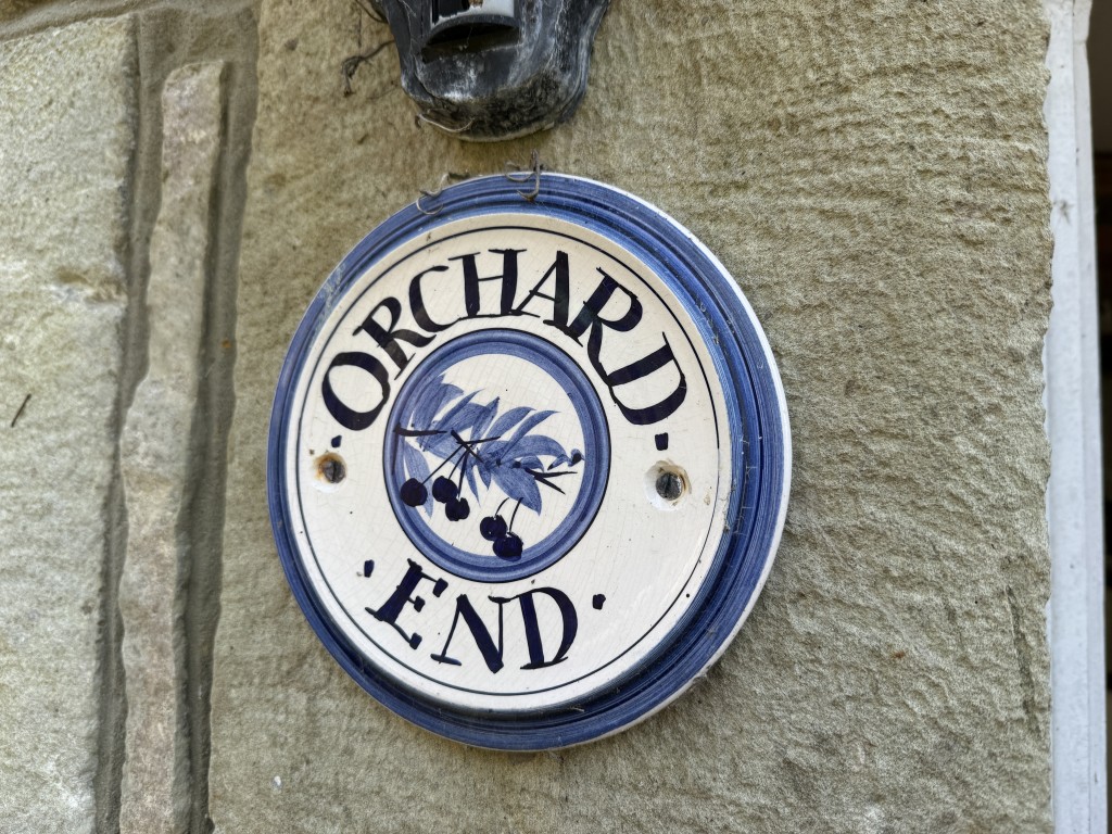 Lot: 52 - STRUCTURALLY DAMAGED DETACHED COTTAGE FOR IMPROVEMENT WITH GARAGE - Decorative name plaque